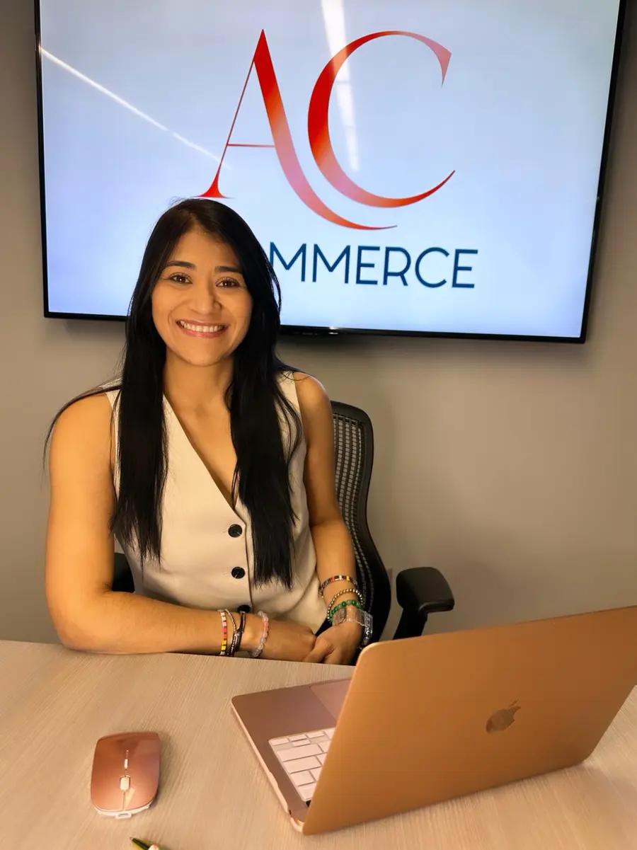 Roximar Alvarez, fundadora de AC Ecommerce Service, en la oficina de Charlotte